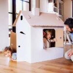 Persoon in gesprek over woningbehoud bij scheiding met financieel adviseur